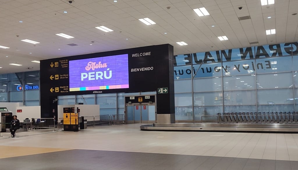Peru airport arrival sign