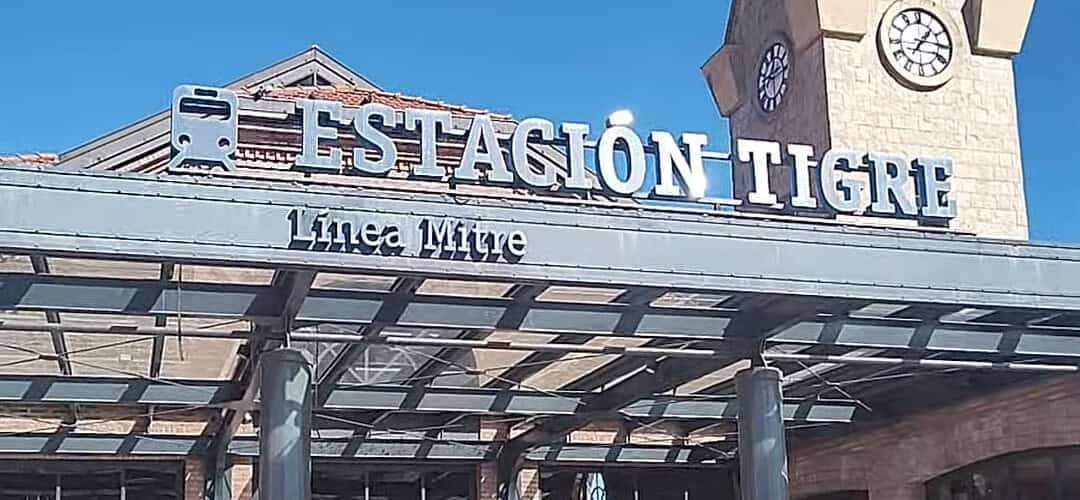 Estación Tigre train station with clock tower and modern entrance.
