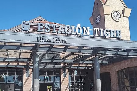 Estación Tigre train station with clock tower and modern entrance.